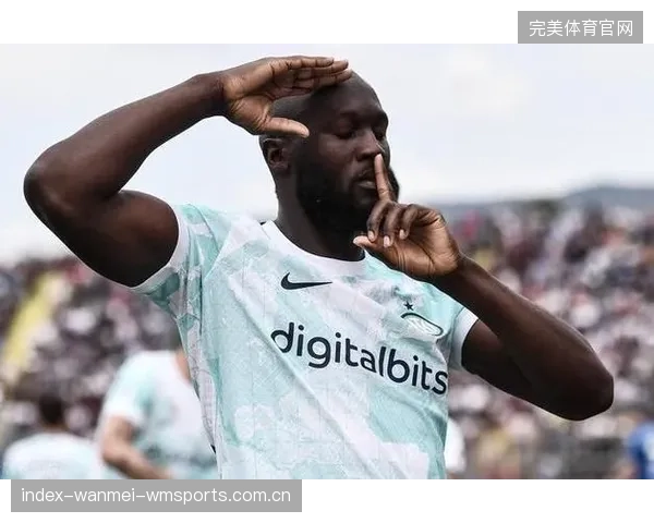 卢卡库背身护球转身怒射，罗马前场强势压制——一场战术与意志的对决揭秘